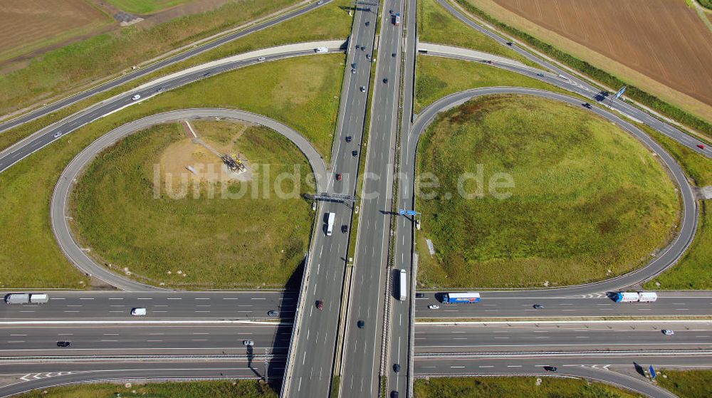 Kamen von oben - ADAC- Denkmal am Autobahnkreuz Kamener Kreuz im Nordosten des Ruhrgebietes bei Kamen