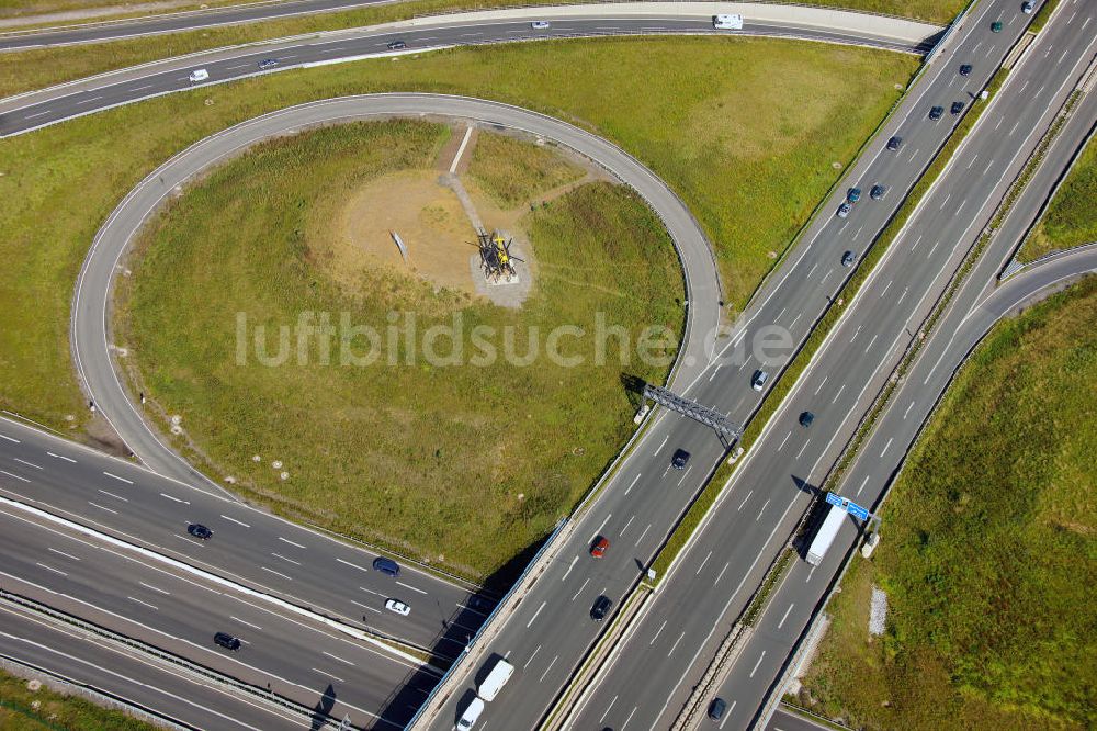 Kamen aus der Vogelperspektive: ADAC- Denkmal am Autobahnkreuz Kamener Kreuz im Nordosten des Ruhrgebietes bei Kamen