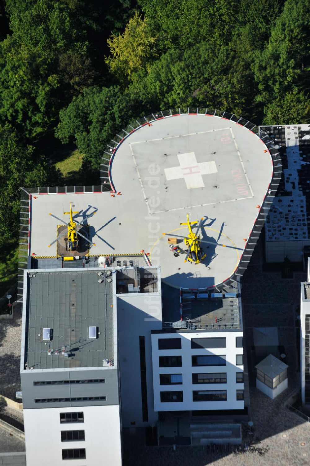 Mainz aus der Vogelperspektive: ADAC Rettungshubschrauber auf dem Heliport / Helikopterlandeplatz der Uniklink Mainz