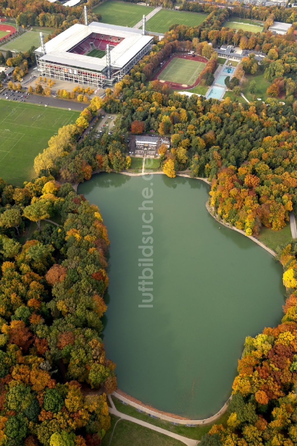 Köln aus der Vogelperspektive: Adenauer Weiher und RheinEnergieStadion im Stadtteil Müngersdorf in Köln im Bundesland Nordrhein-Westfalen