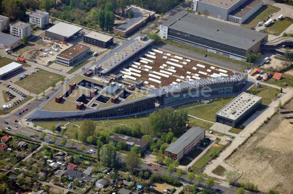 Berlin-Adlershof aus der Vogelperspektive: Adlershofer Oktogon Campus für Gewerbe und Technologie - Hauptquartier der Solon Photovoltaik GmbH in Berlin