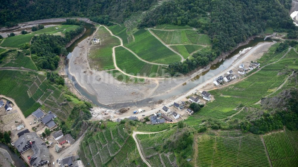 Mayschoß von oben - Ahrverlauf bei Mayschoß Lochmühle nach der Hochwasserkatastrophe im Ahrtal diesen Jahres im Bundesland Rheinland-Pfalz, Deutschland