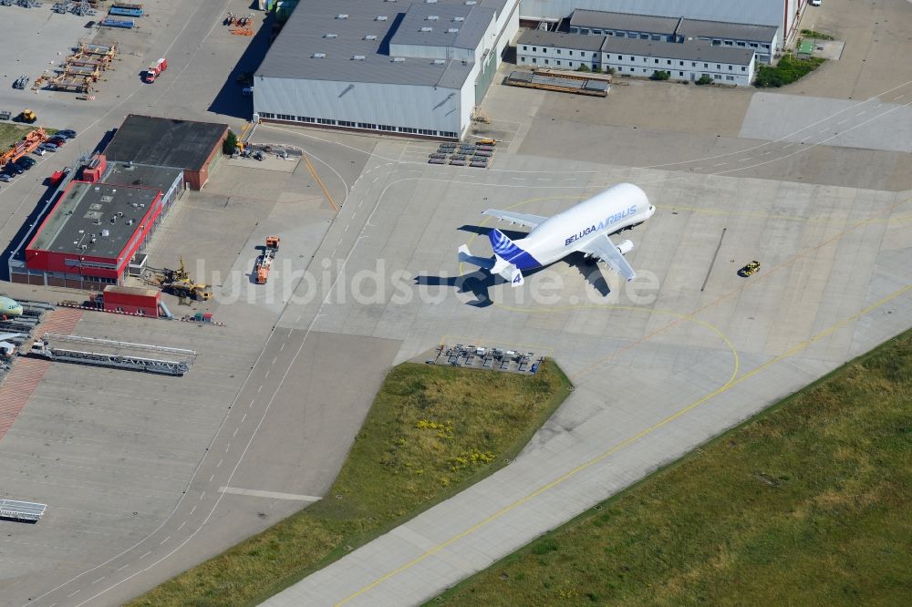 Luftbild Hamburg - Airbus Beluga Flugzeug auf dem Flugplatz Hamburg-Finkenwerder im Bundesland Hamburg