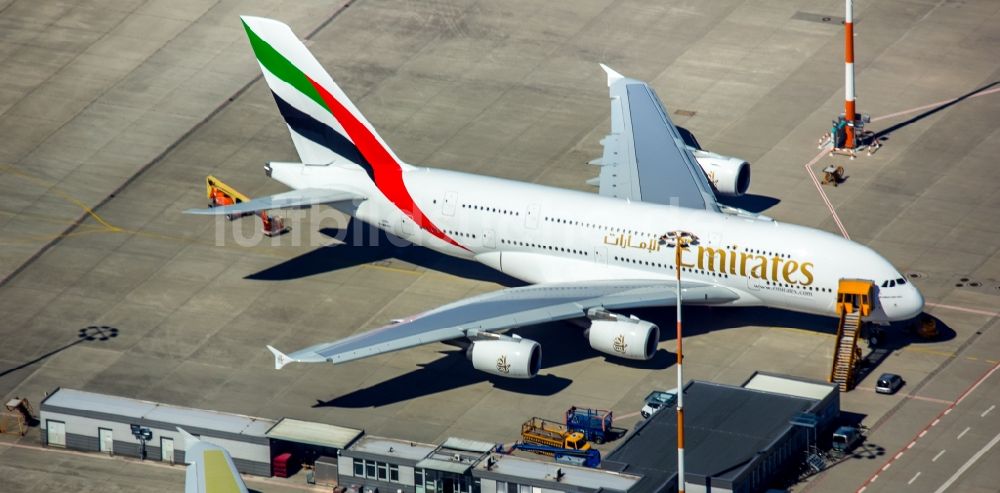 Luftaufnahme Hamburg - Airbus A380 der Emirates Airline auf dem Produktionsgelände und Werksflughafen Finkenwerder in Hamburg