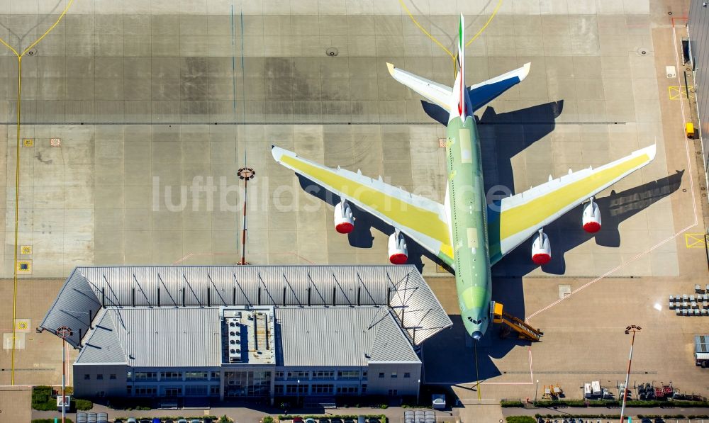 Hamburg von oben - Airbus A380 der Emirates Airline auf dem Produktionsgelände und Werksflughafen Finkenwerder in Hamburg