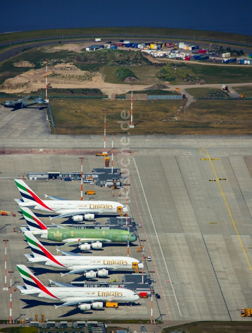 Hamburg aus der Vogelperspektive: Airbus Flugzeuge der Emirates Airline auf dem Produktionsgelände und Werksflughafen Finkenwerder in Hamburg