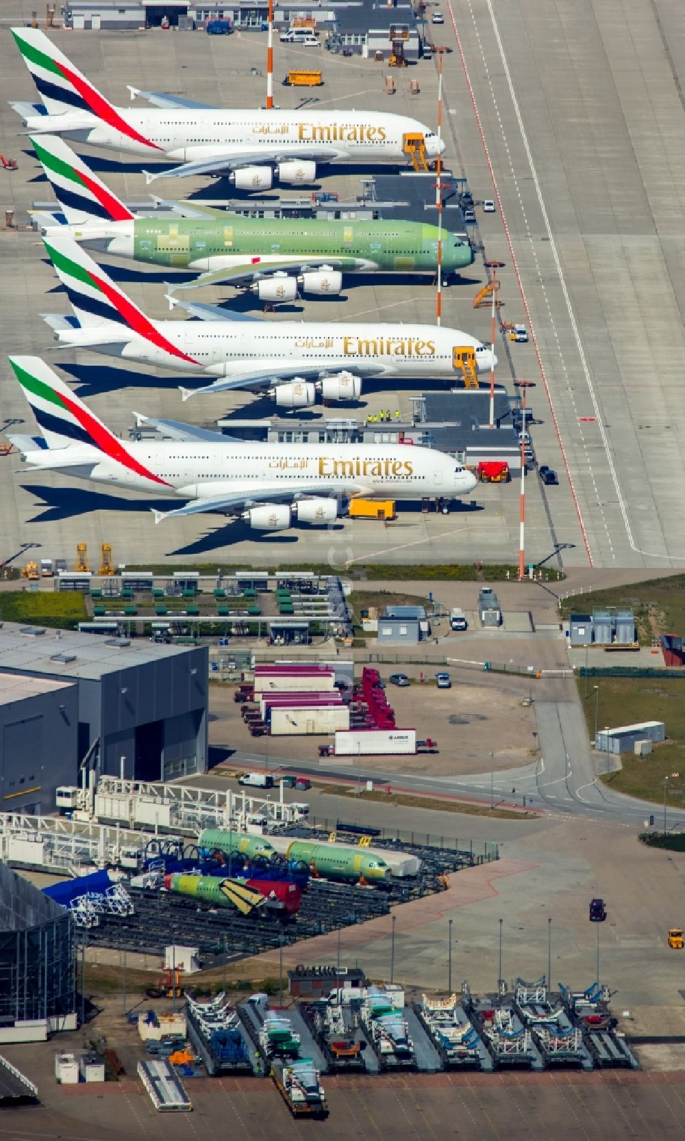 Luftbild Hamburg - Airbus Flugzeuge der Emirates Airline auf dem Produktionsgelände und Werksflughafen Finkenwerder in Hamburg