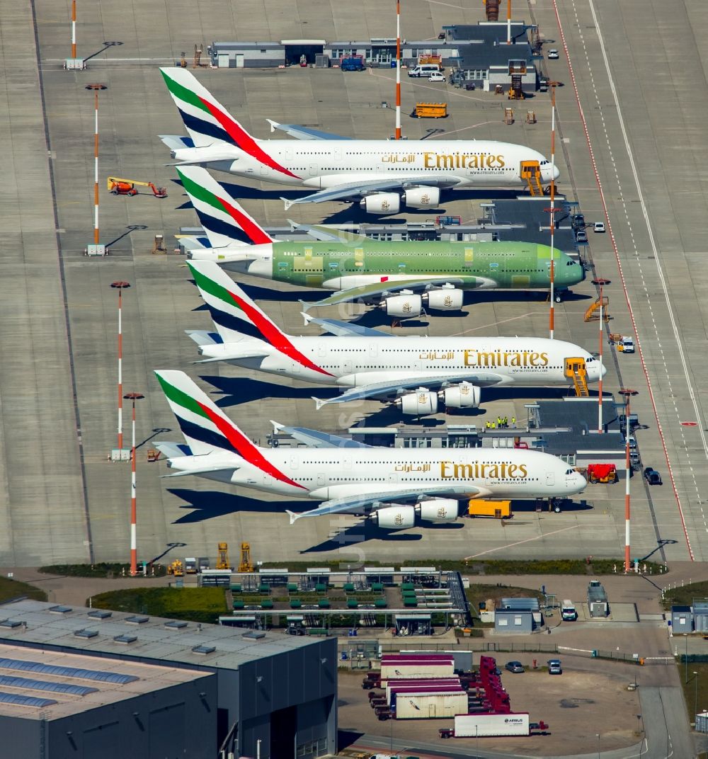 Luftaufnahme Hamburg - Airbus Flugzeuge der Emirates Airline auf dem Produktionsgelände und Werksflughafen Finkenwerder in Hamburg