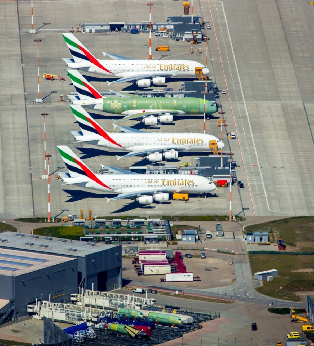 Hamburg von oben - Airbus Flugzeuge der Emirates Airline auf dem Produktionsgelände und Werksflughafen Finkenwerder in Hamburg