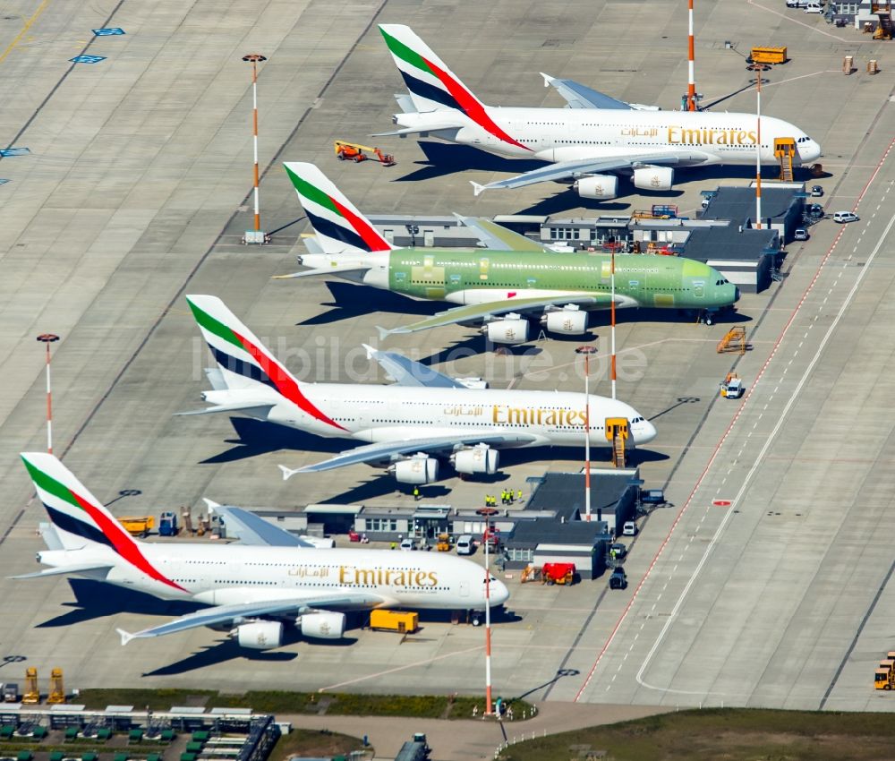 Hamburg aus der Vogelperspektive: Airbus Flugzeuge der Emirates Airline auf dem Produktionsgelände und Werksflughafen Finkenwerder in Hamburg