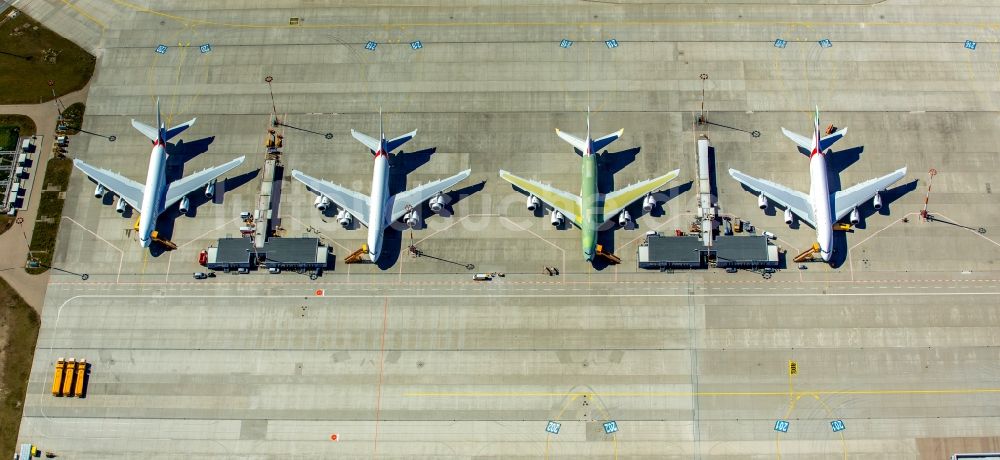 Hamburg aus der Vogelperspektive: Airbus A380 Flugzeuge der Emirates Airline auf dem Produktionsgelände und Werksflughafen Finkenwerder in Hamburg