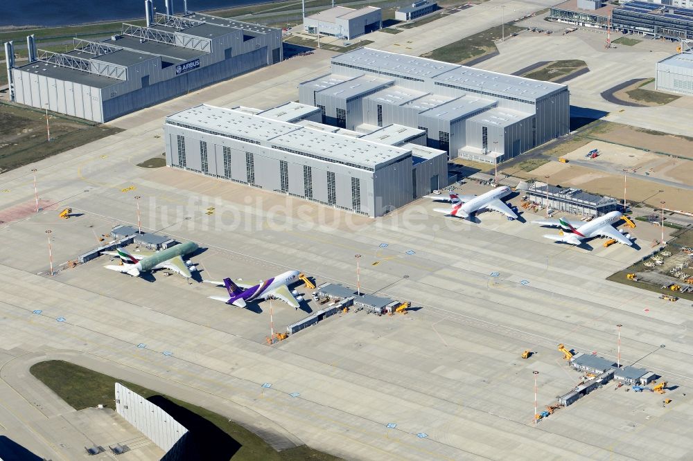 Luftbild Hamburg - Airbus A380 Flugzeuge der Emirates Airline sowie von British Airways und Thai Airways auf dem Produktionsgelände und Werksflughafen Finkenwerder in Hamburg