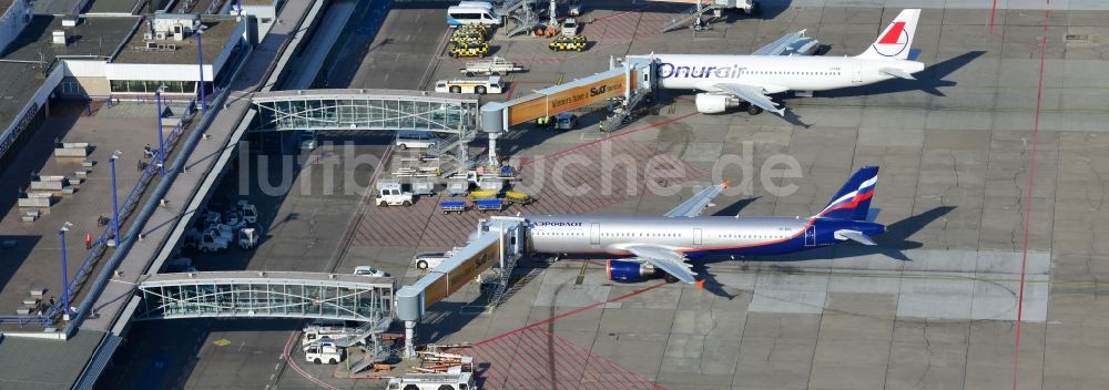 Schönefeld aus der Vogelperspektive: Airbus - Flugzeuge am Passagier- Terminal des Flughafens Berlin - Schönefeld im Bundesland Brandenburg