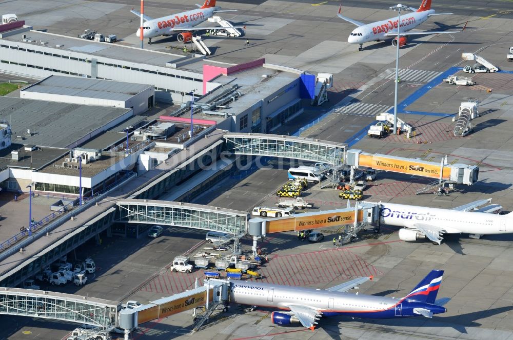 Schönefeld von oben - Airbus - Flugzeuge am Passagier- Terminal des Flughafens Berlin - Schönefeld im Bundesland Brandenburg