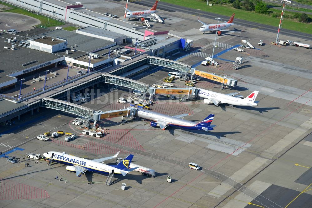 Schönefeld aus der Vogelperspektive: Airbus - Flugzeuge am Passagier- Terminal des Flughafens Berlin - Schönefeld im Bundesland Brandenburg