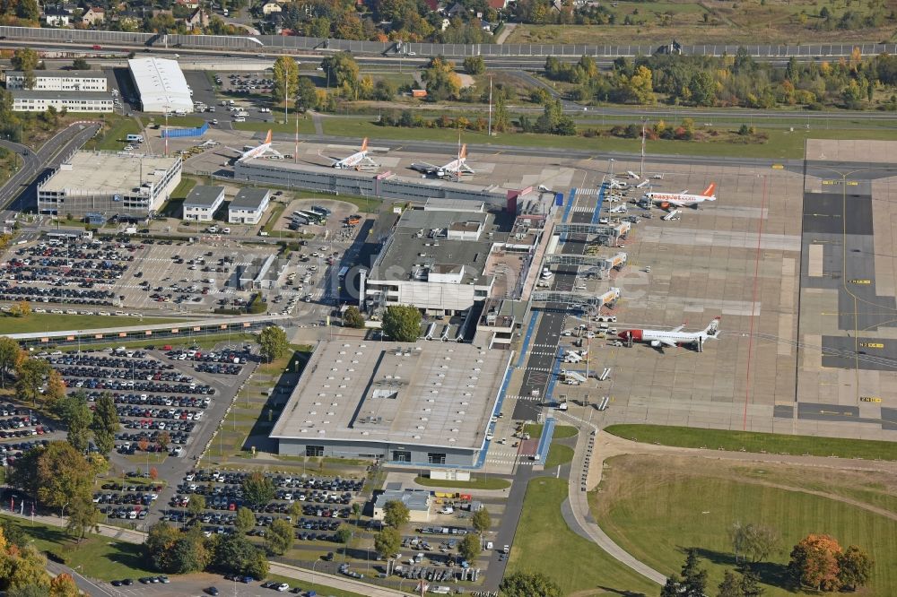 Luftaufnahme Schönefeld - Airbus - Flugzeuge am Passagier- Terminal des Flughafens Berlin - Schönefeld im Bundesland Brandenburg