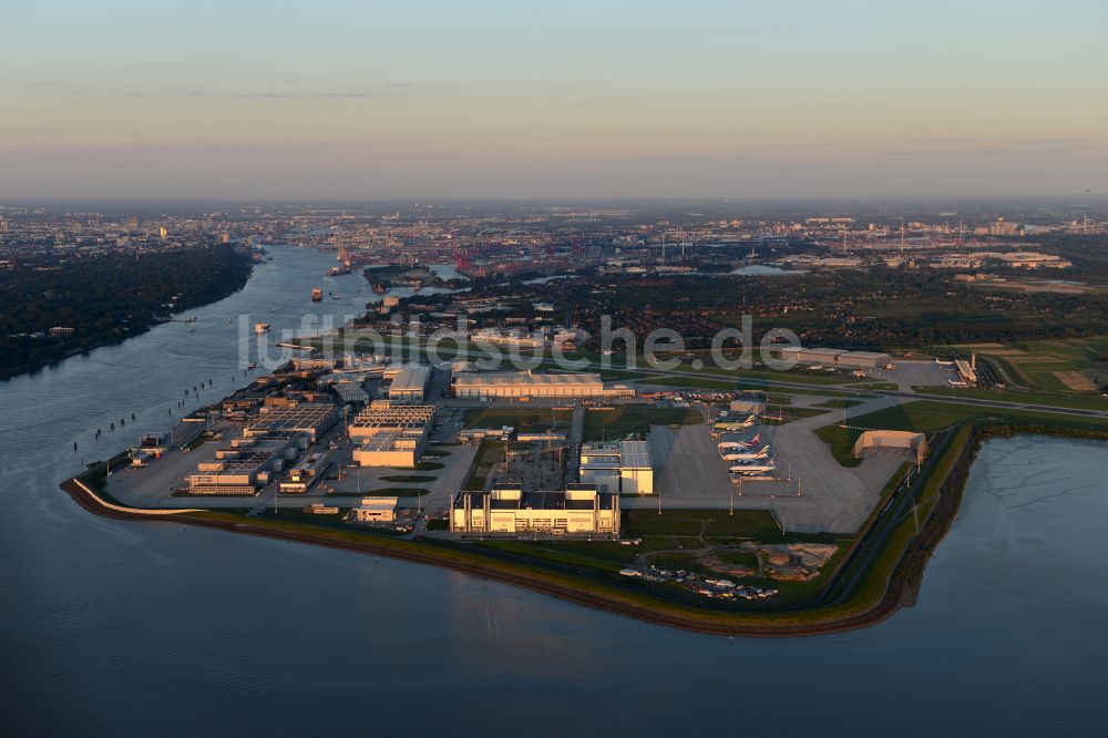 Luftaufnahme Hamburg - Airbus Produktionsgelände und Werksflughafen Finkenwerder in Hamburg