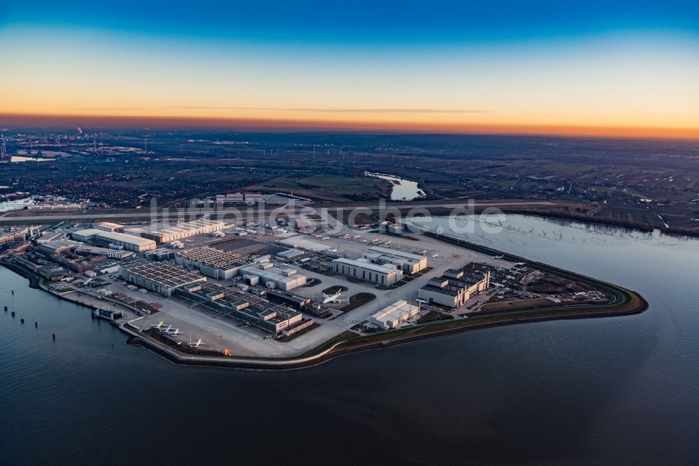 Hamburg von oben - Airbus Produktionsgelände und Werksflughafen Finkenwerder in Hamburg