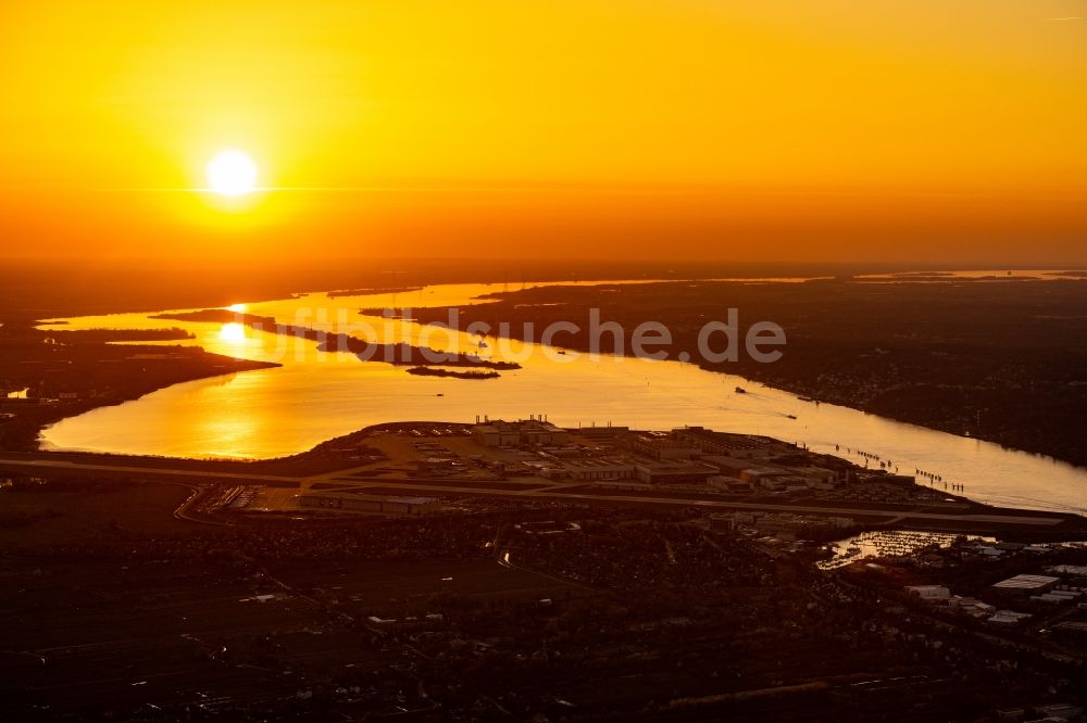 Hamburg aus der Vogelperspektive: Airbus Werksgelände und die Elbinsel Neßsandsand im Sonnenuntergang in Hamburg, Deutschland