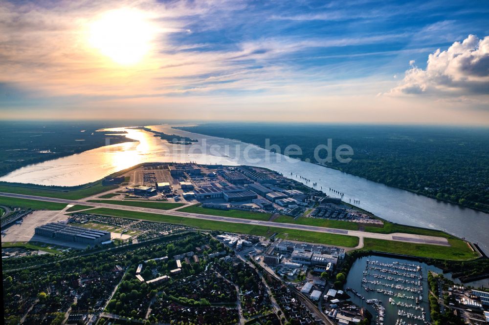 Hamburg aus der Vogelperspektive: Airbus Werksgelände Finkenwerder im Sonnenuntergang in Hamburg, Deutschland