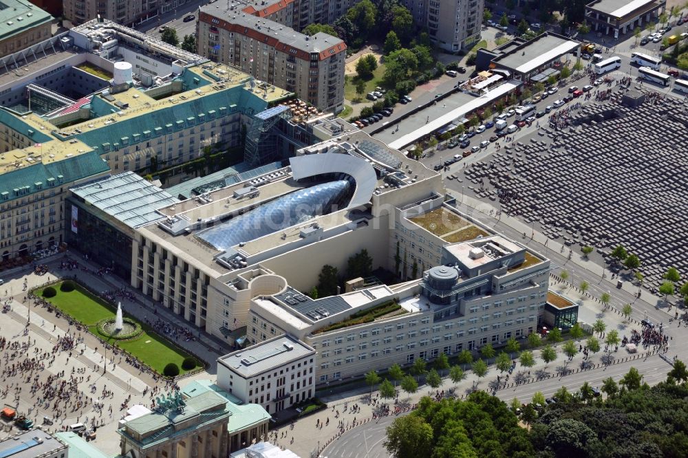 Berlin aus der Vogelperspektive: Akademie der Künste und die US-Botschaft am Pariser Platz in Berlin-Mitte