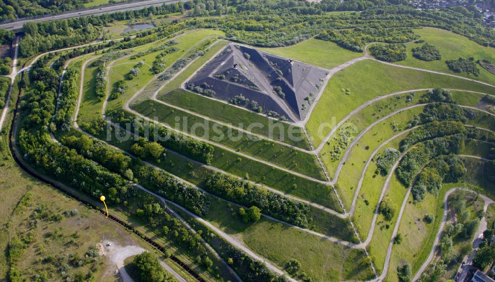 Luftaufnahme Gelsenkirchen - Aktion Schachtzeichen über dem Ausichtspunkt Halde Rungenberg.