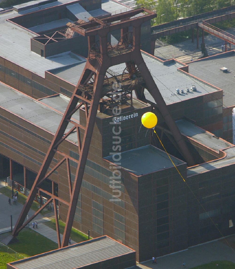 Luftbild Essen - Aktion Schachtzeichen über dem Weltkulturerbe Zollverein Essen