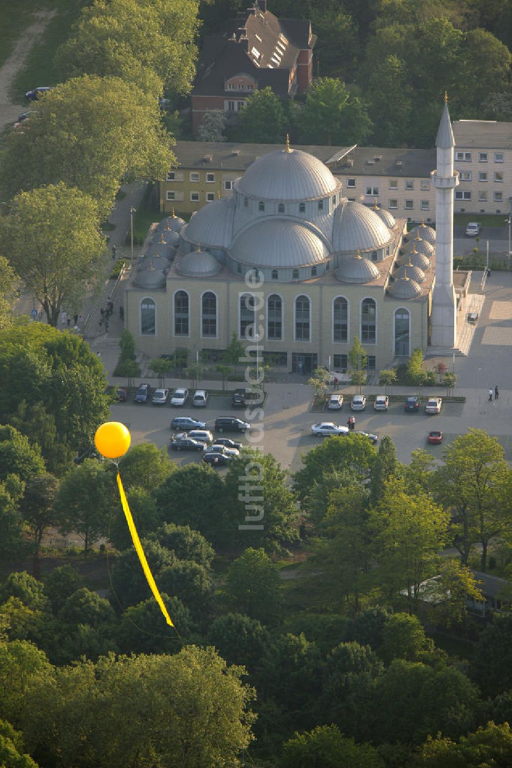 Duisburg - Marxloh von oben - Aktion Schachtzeichen vor DITIB-Moschee an der Warbruckstrasse in Duisburg