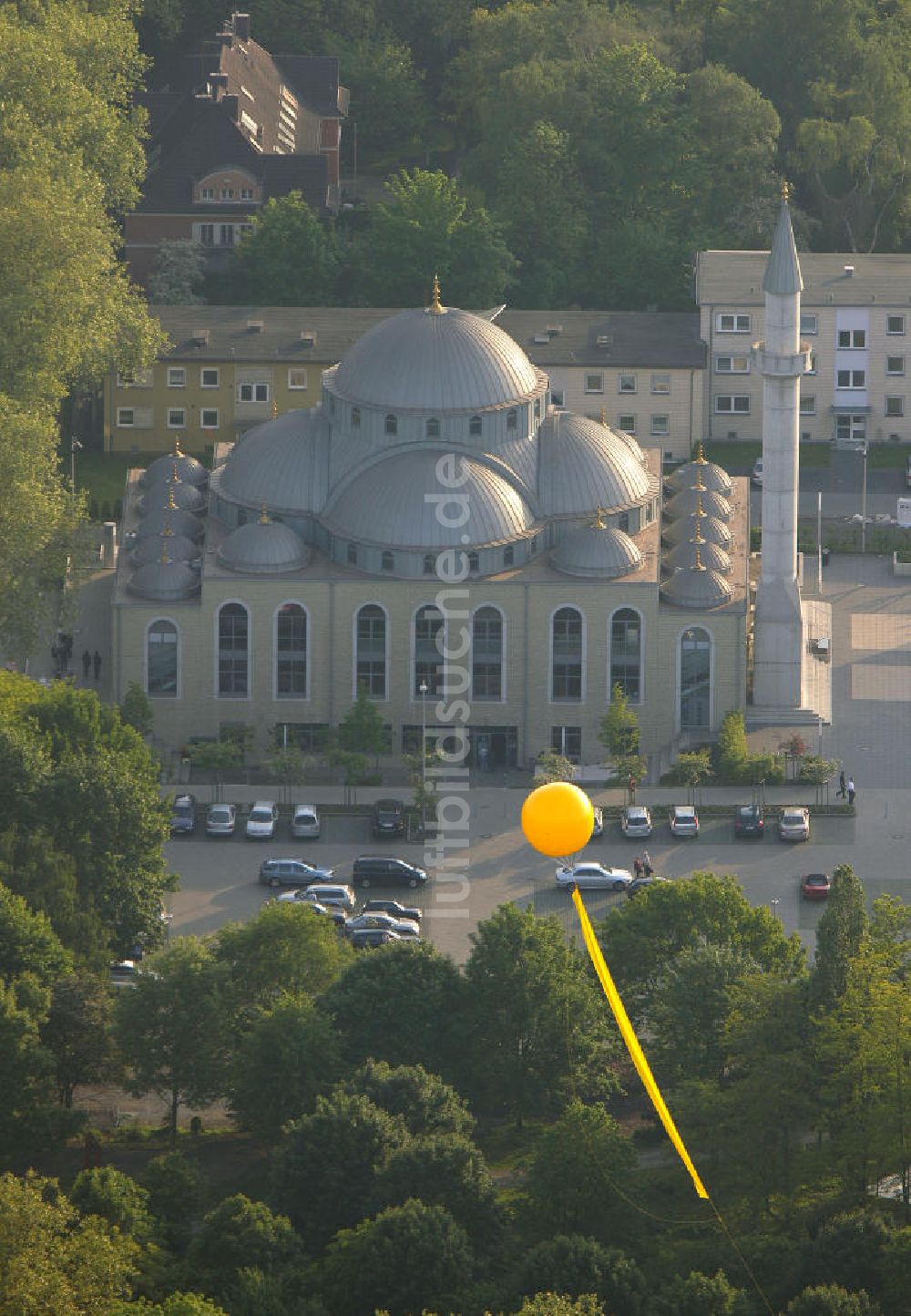 Duisburg - Marxloh aus der Vogelperspektive: Aktion Schachtzeichen vor DITIB-Moschee an der Warbruckstrasse in Duisburg