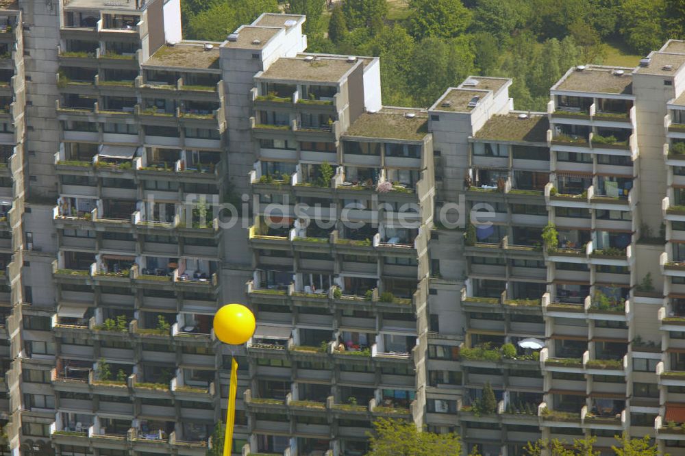 Dorstfeld aus der Vogelperspektive: Aktion Schachtzeichen vor dem Wohnblock Hannibal in Dorstfeld anläßlich der Ruhr 2010