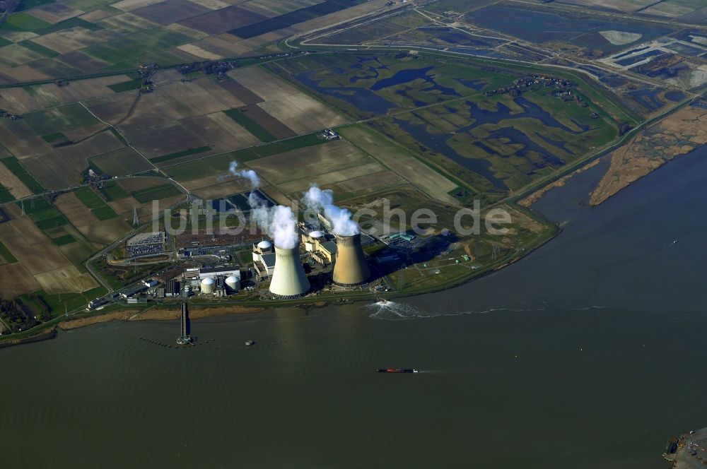 Luftbild Antwerpen - AKW KKW Kernkraftwerks- Anlage der Kerncentrale van Doel an den Ufern des Flußverlaufes der Schelde in Antwerpen in Belgien