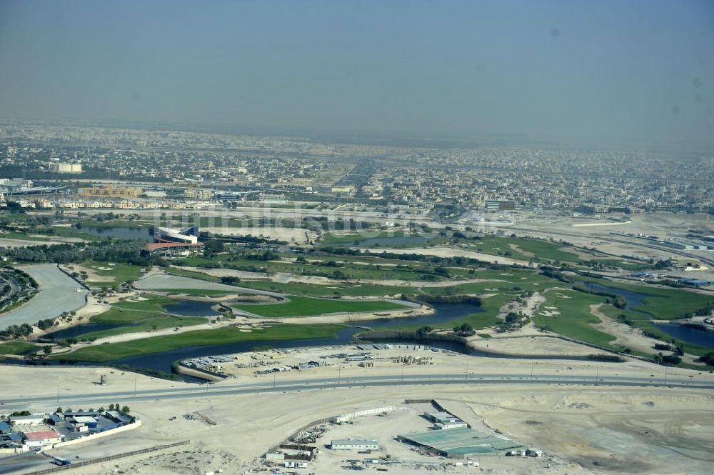 Luftaufnahme Dubai - Al Badia Golf Club by InterContinental Dubai Festival City ist ein luxoröser Golf Club, der mit salzwasserresistenten Rasen ausgestattet eine fantastische Aussicht über Dubai bietet