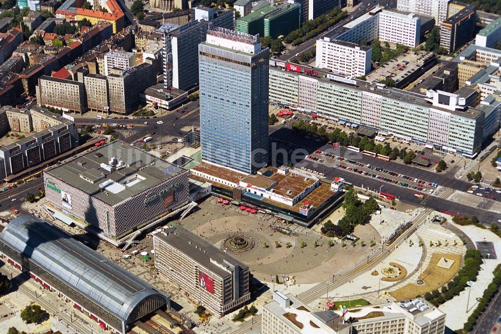 Luftbild Berlin - Alexanderplatz in Berlin-Mitte mit S-Bahnhof, Galeria Kaufhof und Forum-Hotel