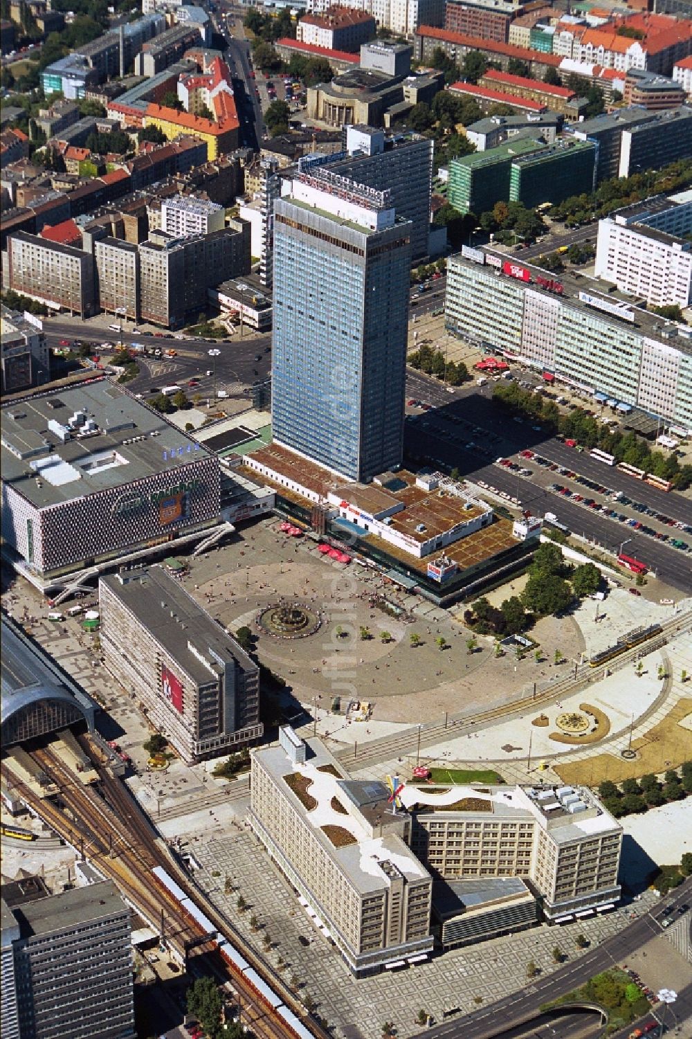 Luftaufnahme Berlin - Alexanderplatz in Berlin-Mitte mit S-Bahnhof, Galeria Kaufhof und Forum-Hotel