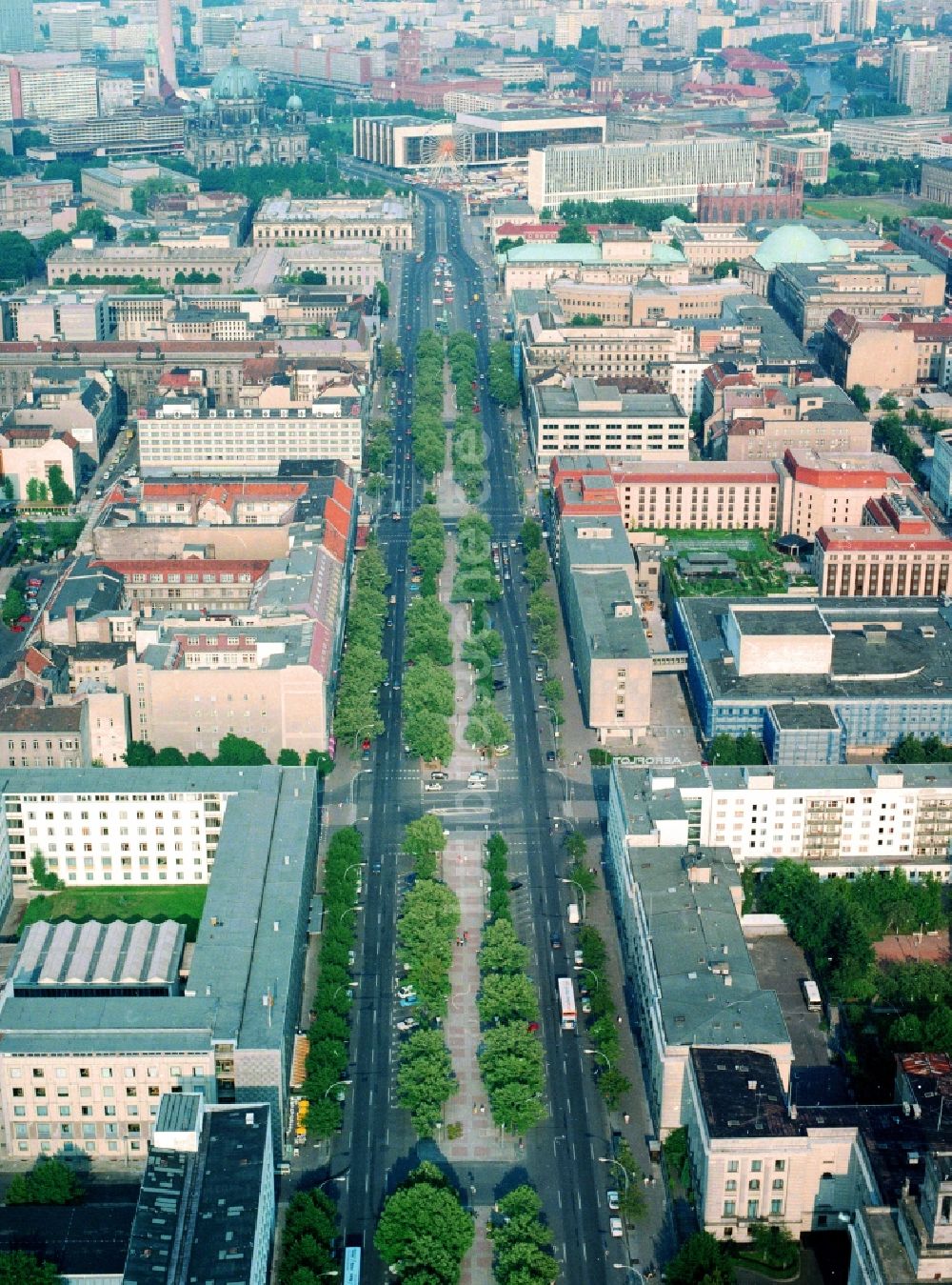 Luftaufnahme Berlin - Allee Unter den Linden im Stadtteil Mitte des Zentrum Ost von Berlin