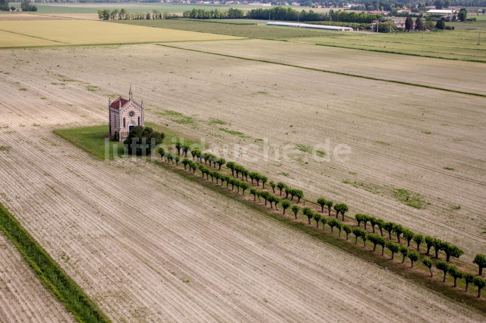 Cesarolo von oben - Allee zur hengebäude der Kapelle in Cesarolo in Veneto, Italien