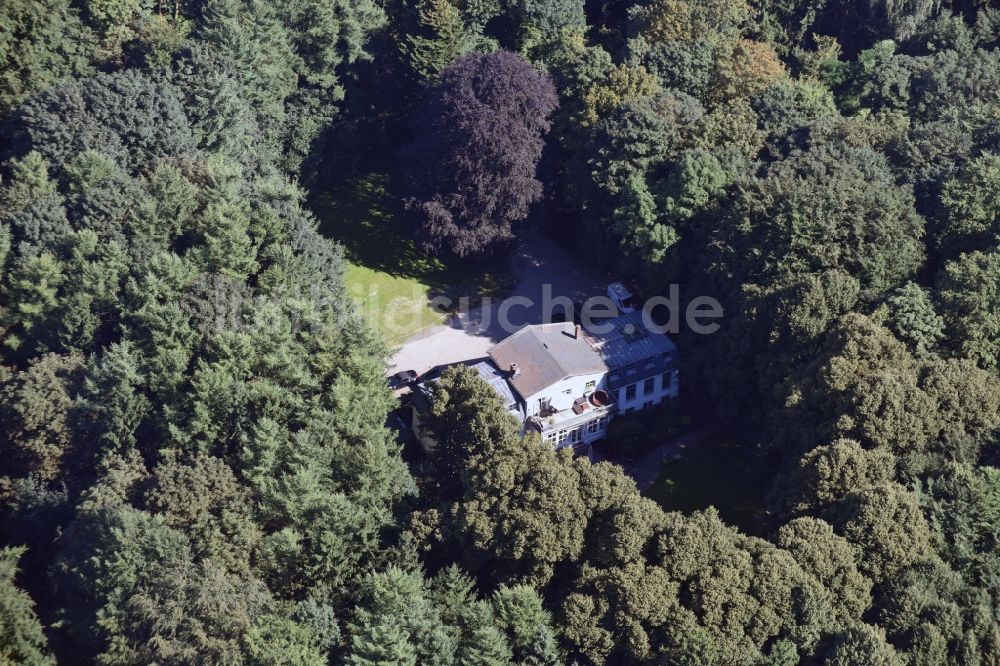 Reinbek von oben - Alleinstehendes Wohnhaus in einsamer Wald- Siedlung in Reinbek im Bundesland Schleswig-Holstein