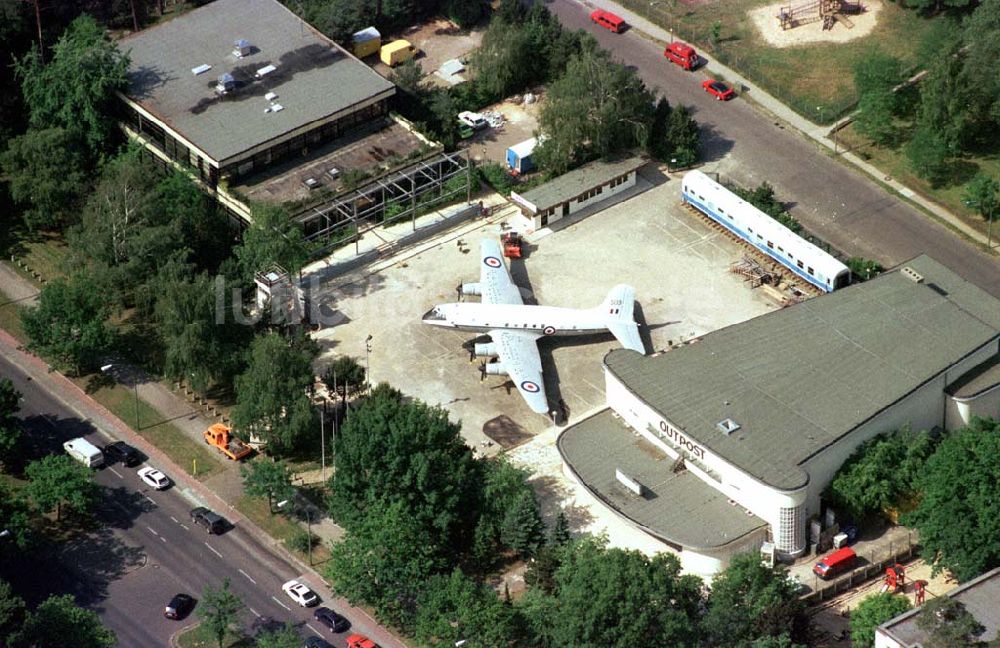 Berlin - Dahlem aus der Vogelperspektive: Alliiertenmuseum in der Dahlemer Clayallee.