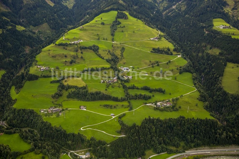 Hopfberg von oben - Almwiesen in Hopfberg im Bundesland Salzburg in Österreich