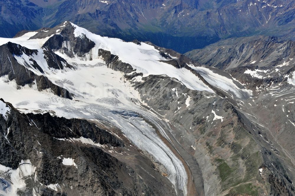 Vent von oben - Alpen- Gletscher und Bergmassiv der Wildspitze und der Weißseespitze bei Vent in Tirol in Österreich