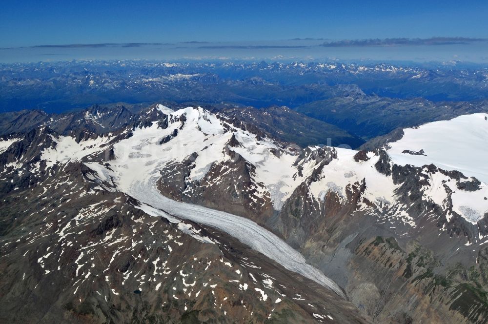 Vent aus der Vogelperspektive: Alpen- Gletscher und Bergmassiv der Wildspitze und der Weißseespitze bei Vent in Tirol in Österreich