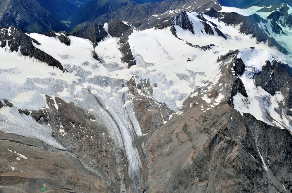 Vent von oben - Alpen- Gletscher und Bergmassiv der Wildspitze und der Weißseespitze bei Vent in Tirol in Österreich