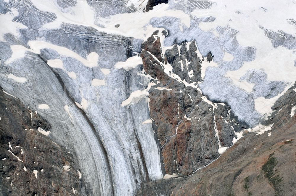 Vent aus der Vogelperspektive: Alpen- Gletscher und Bergmassiv der Wildspitze und der Weißseespitze bei Vent in Tirol in Österreich