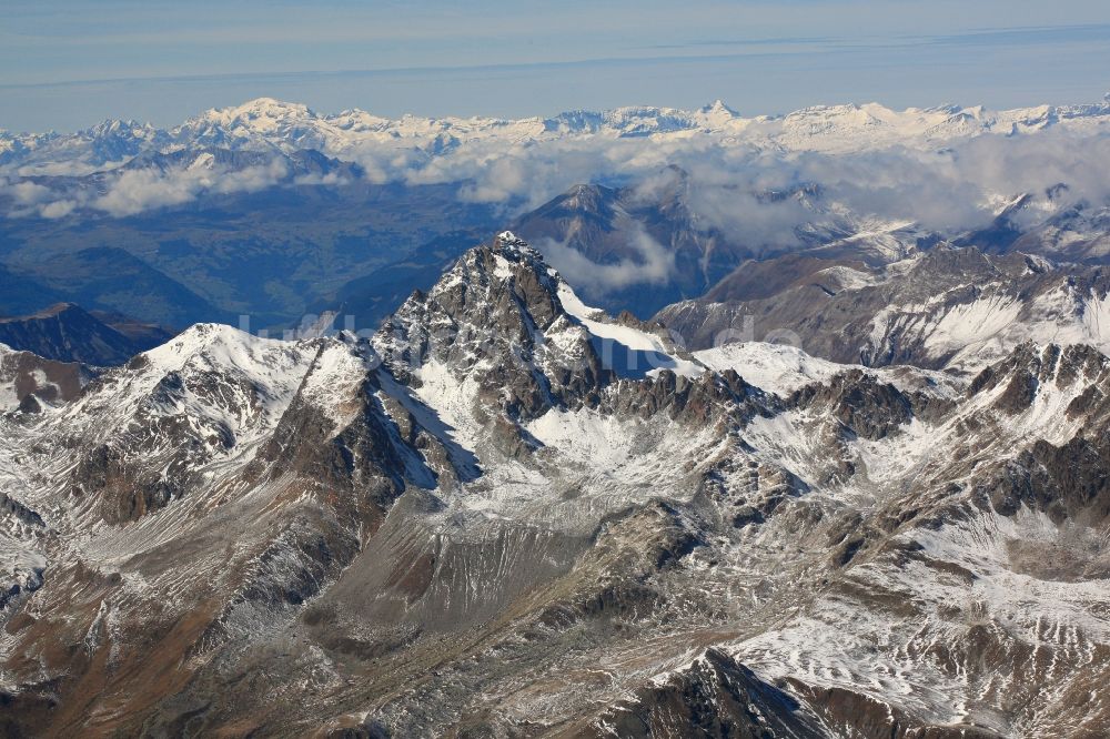 Luftaufnahme Savognin - Alpengipfel in denr Albula Alpen in der Felsen- und Berglandschaft der Schweizer Alpen bei Savognin im Kanton Graubünden, Schweiz