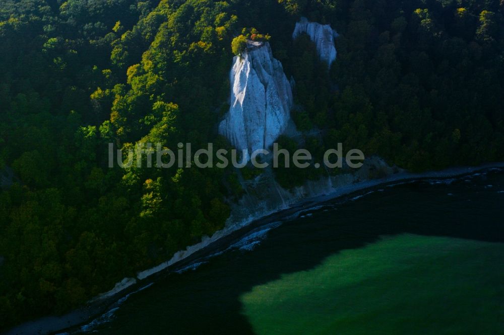 Sassnitz von oben - Als Stubbenkammer wird die unmittelbare Umgebung des markanten Kreidefelsens Königsstuhl im Nationalpark Jasmund auf der Insel Rügen bezeichnet