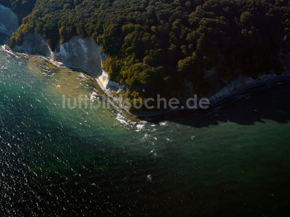 Luftbild Sassnitz - Als Stubbenkammer wird die unmittelbare Umgebung des markanten Kreidefelsens Königsstuhl im Nationalpark Jasmund auf der Insel Rügen bezeichnet