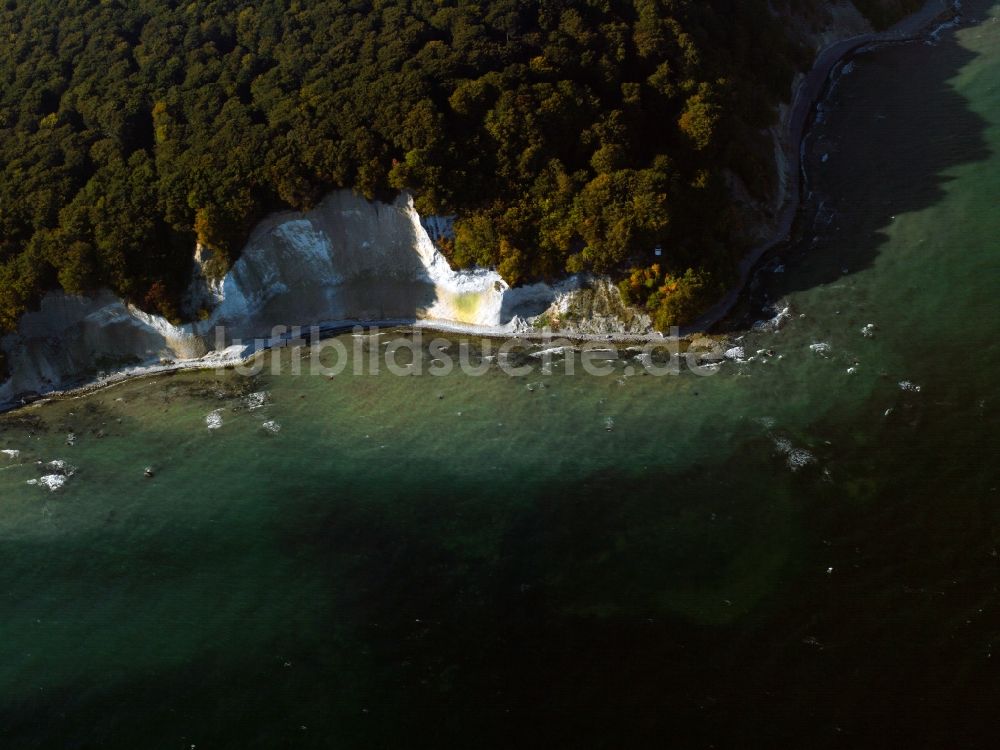 Luftaufnahme Sassnitz - Als Stubbenkammer wird die unmittelbare Umgebung des markanten Kreidefelsens Königsstuhl im Nationalpark Jasmund auf der Insel Rügen bezeichnet