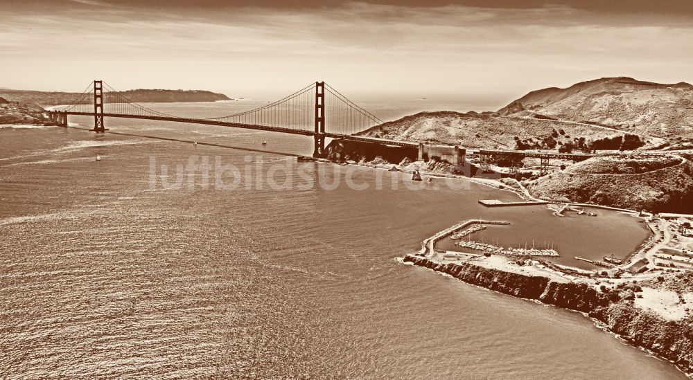 San Francisco von oben - Altbau- Brückenkomplex Golden Gate Bridge in San Francisco in Kalifornien, USA