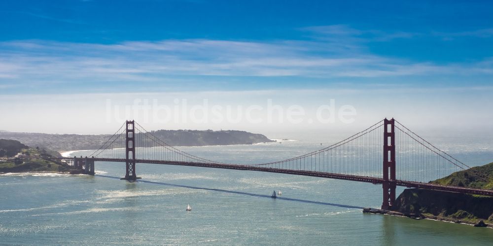 San Francisco von oben - Altbau- Brückenkomplex Golden Gate Bridge in San Francisco in Kalifornien, USA