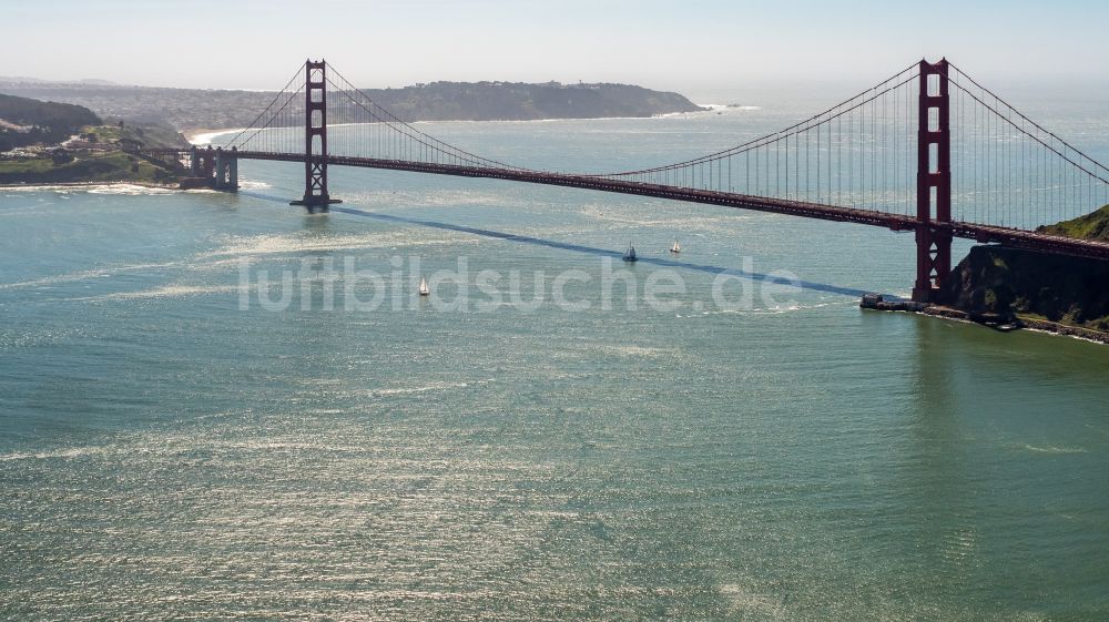 San Francisco aus der Vogelperspektive: Altbau- Brückenkomplex Golden Gate Bridge in San Francisco in Kalifornien, USA